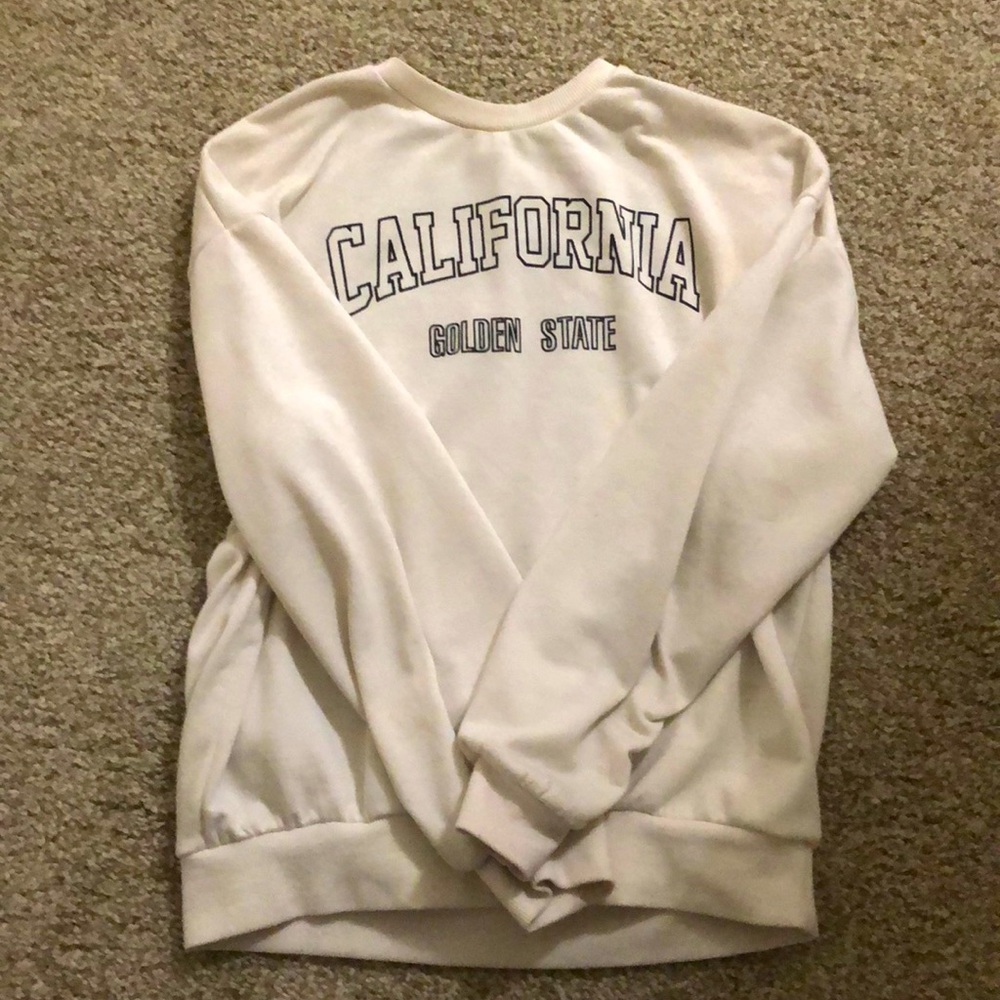 Cute soft & comfy white crewneck 🤍